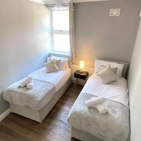 2 Bed Town Centre Nr Theatre Free Park Wi-Fi & Garden Apartamento Aylesbury  Exterior foto