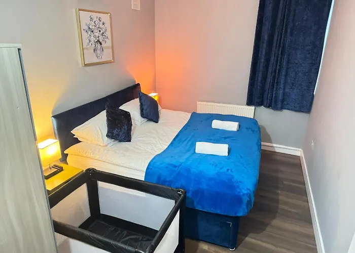 2 Bed Town Centre Nr Theatre Free Park Wi-Fi & Garden