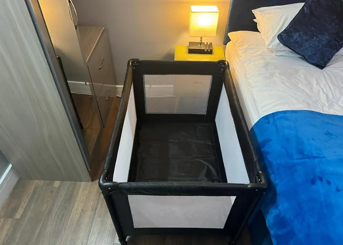 2 Bed Town Centre Nr Theatre Free Park Wi-Fi & Garden