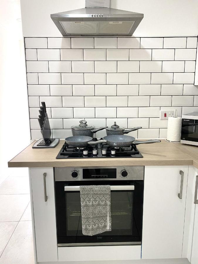 2 Bed Town Centre Nr Theatre Free Park Wi-fi & Garden *