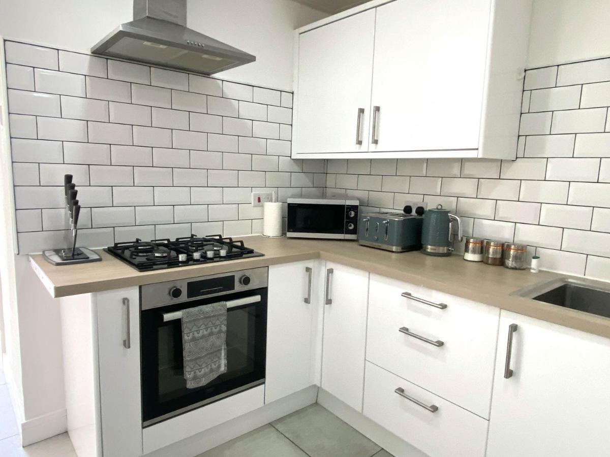 2 Bed Town Centre Nr Theatre Free Park Wi-fi & Garden Apartment