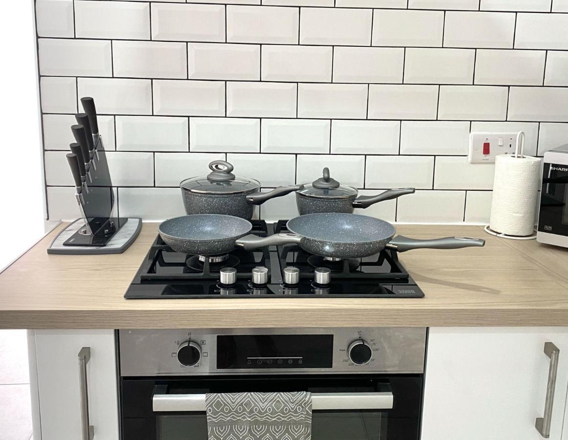 2 Bed Town Centre Nr Theatre Free Park Wi-fi & Garden Apartment