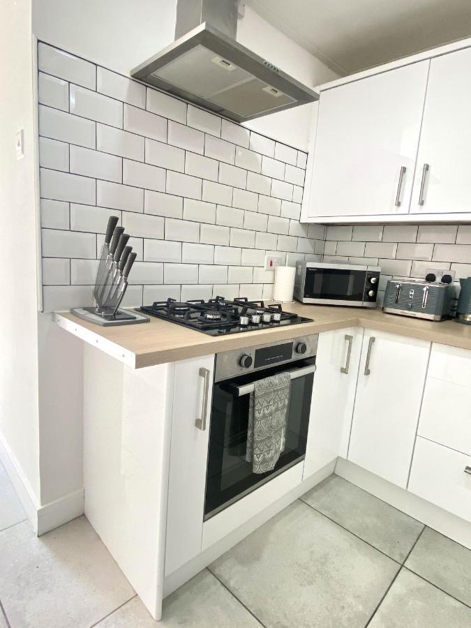 2 Bed Town Centre Nr Theatre Free Park Wi-fi & Garden Apartment Aylesbury (Buckinghamshire)