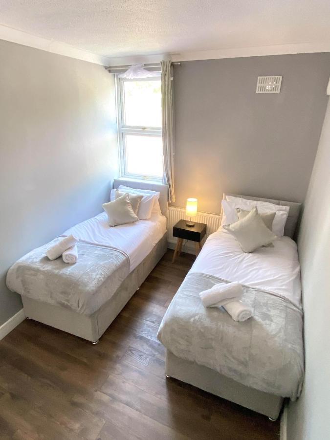2 Bed Town Centre Nr Theatre Free Park Wi-fi & Garden Apartment Aylesbury (Buckinghamshire)