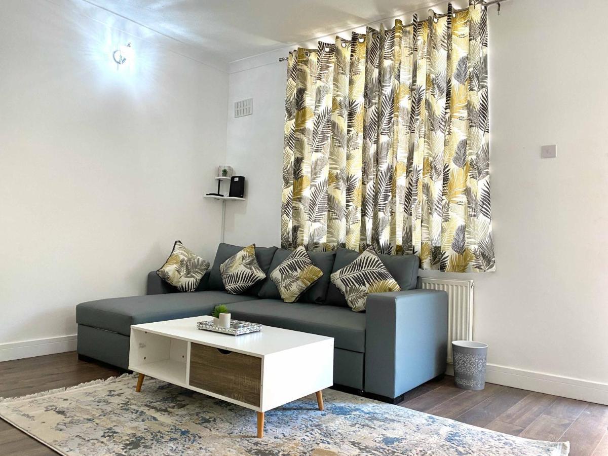 2 Bed Town Centre Nr Theatre Free Park Wi-fi & Garden *