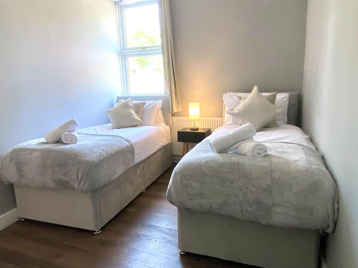 2 Bed Town Centre Nr Theatre Free Park Wi-fi & Garden * Aylesbury (Buckinghamshire)