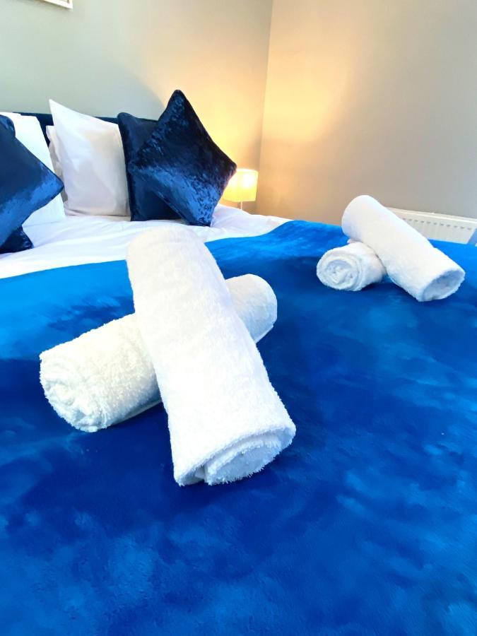 2 Bed Town Centre Nr Theatre Free Park Wi-fi & Garden Apartment Aylesbury (Buckinghamshire)