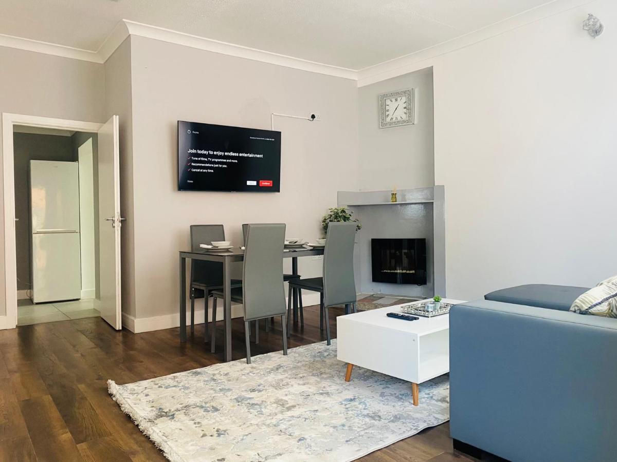 2 Bed Town Centre Nr Theatre Free Park Wi-fi & Garden Apartment *