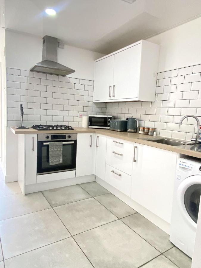 2 Bed Town Centre Nr Theatre Free Park Wi-fi & Garden
