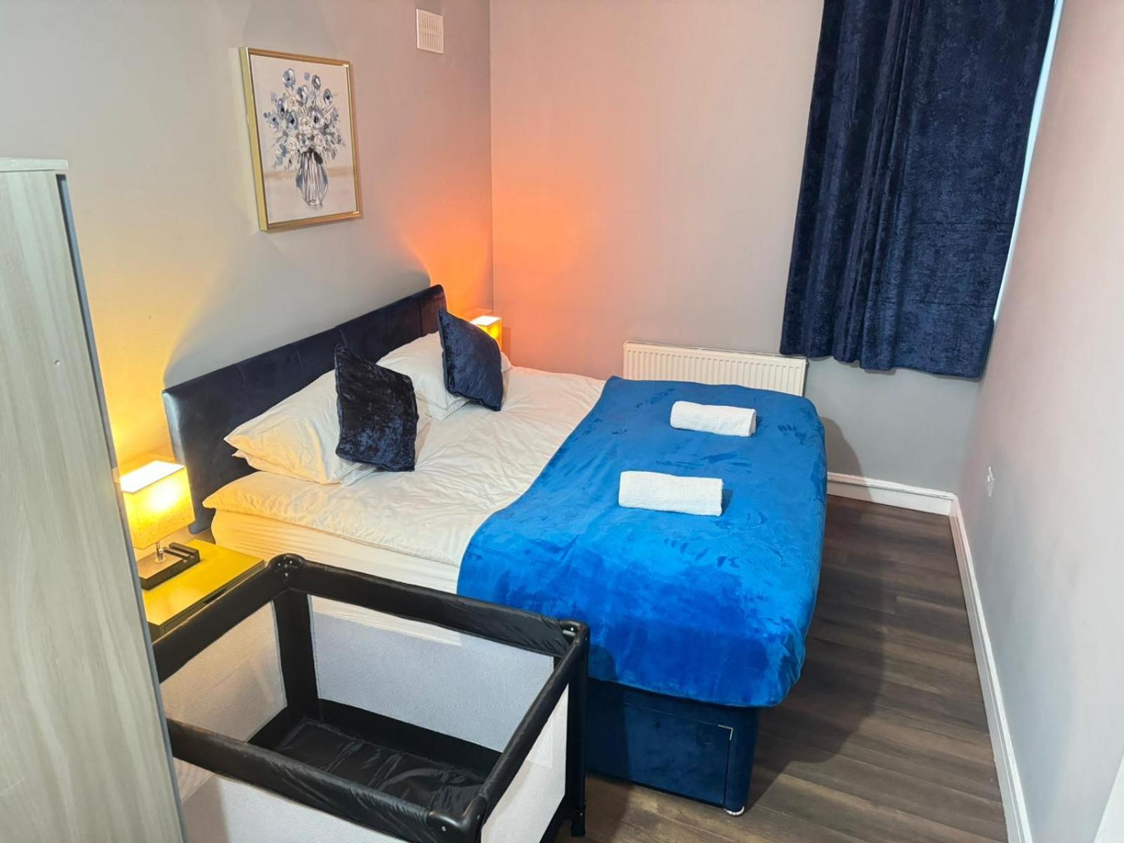 2 Bed Town Centre Nr Theatre Free Park Wi-fi & Garden Apartment