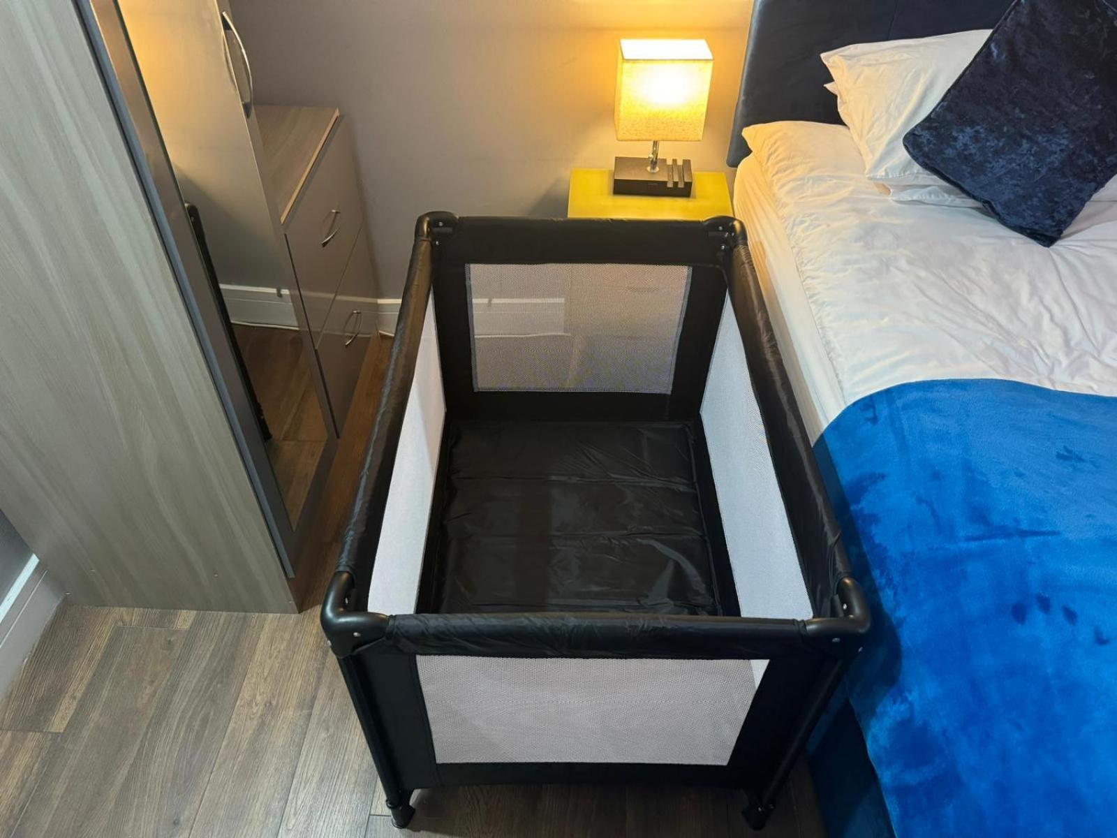2 Bed Town Centre Nr Theatre Free Park Wi-fi & Garden *