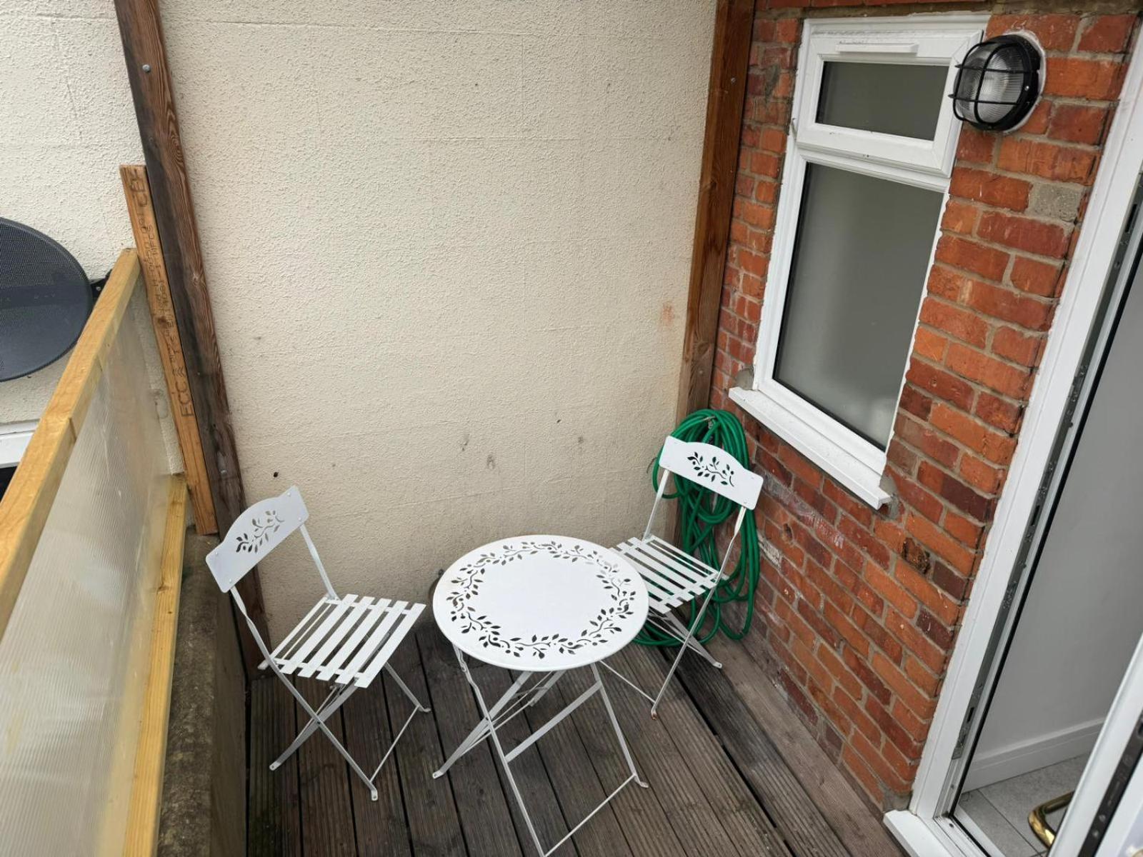 2 Bed Town Centre Nr Theatre Free Park Wi-fi & Garden Apartment