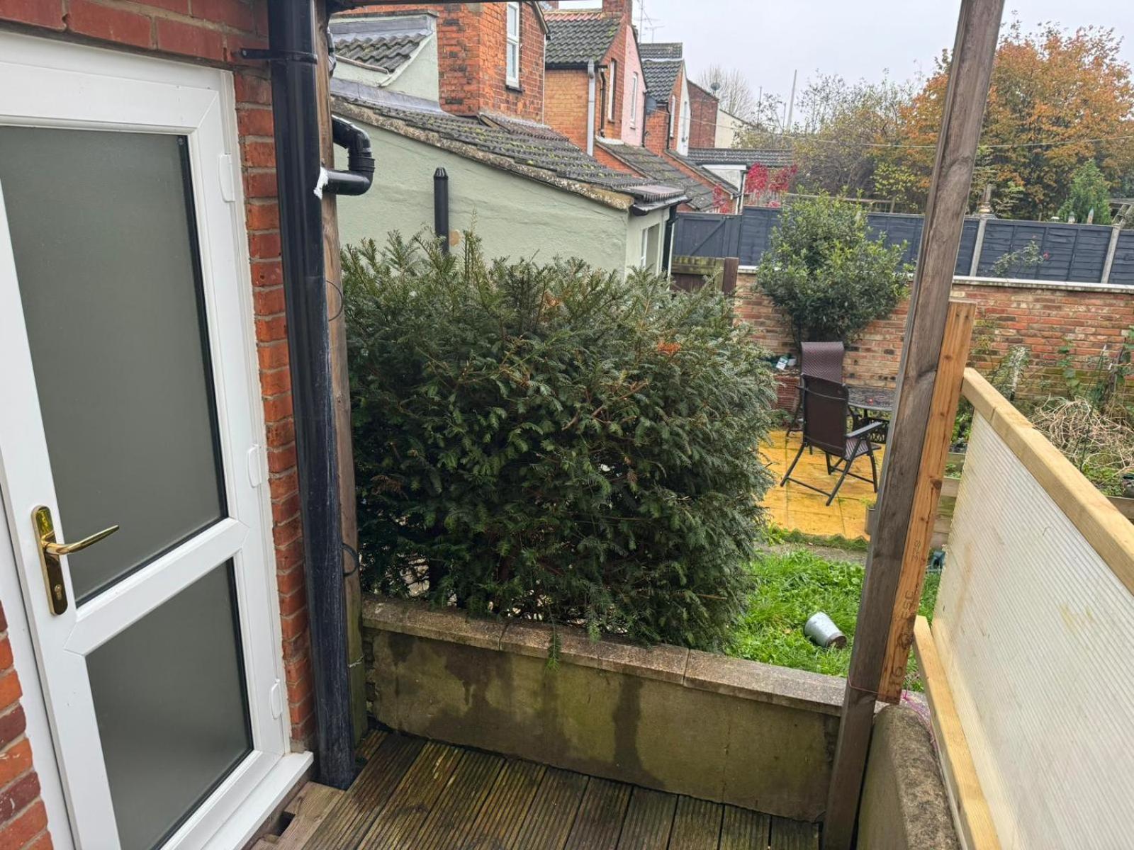 2 Bed Town Centre Nr Theatre Free Park Wi-fi & Garden *